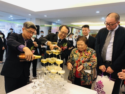 宏國德霖科大校長就職典禮,張羅清水校長(圖左二)、林謝罕見董事長(圖右二)、張遵偉副校長(圖左一)、林鴻志副校長(後排)、校友會會長許文,酒會見證下共譜宏國德霖美好。