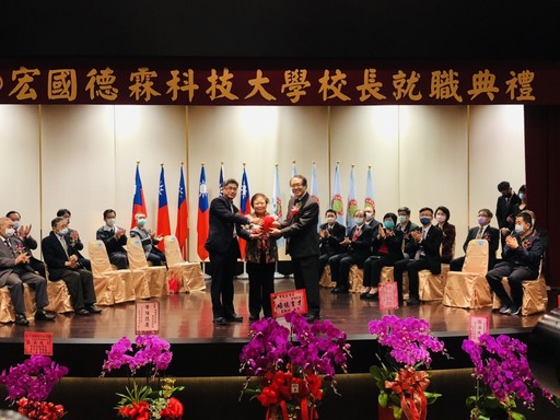 宏國德霖科大今日(2月1日)舉行校長就職典禮,羅清水(圖右)在該校林謝罕見董事長(圖中)見證下接任改制科大以來的第二任校長職務。