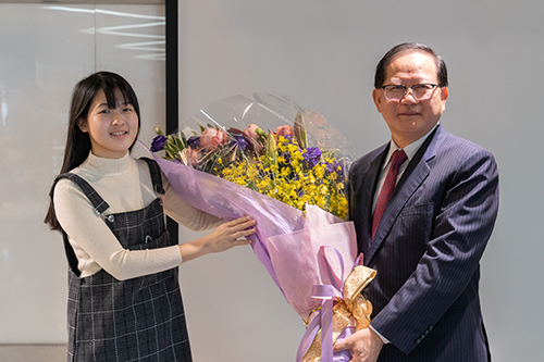 陳國恩講座教授小女兒代表東吳大學法學院獻花歡迎陳講座教授