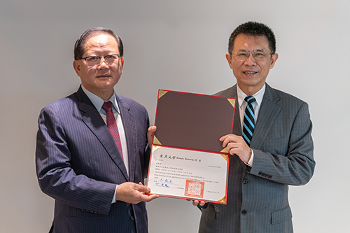 東吳大學校長潘維大頒發聘書