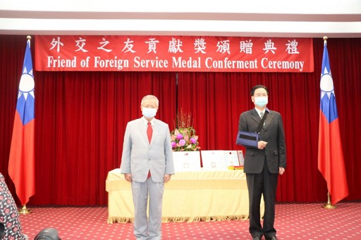吳釗燮部長頒獎表揚榮獲「外交之友貢獻獎」的中國醫藥大學林昭庚教授。