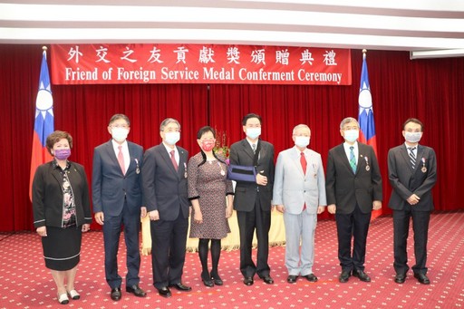 吳釗燮部長與榮獲「外交之友貢獻獎」的七位個人及團體合影。