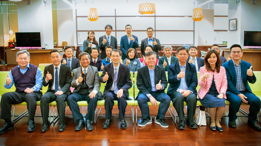 迎戰111考招新制和108新課綱,暨大攜手12所高中成立12+1「櫻花聯盟」,暨大武東星校長偕教師及行政團隊與12所高中校長合影。