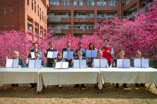 暨大攜手12所高中成立12+1「櫻花聯盟」,暨大武東星校長與12所高中校長於暨大管理學院櫻花林合影。