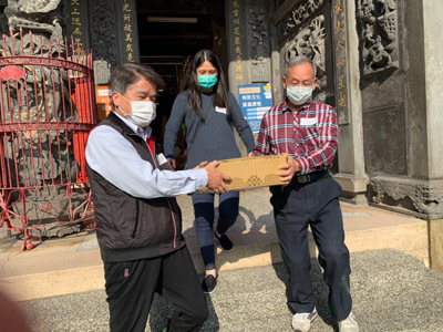 民眾在大葉大學防災中心的指導下,演練古蹟文物搶救