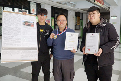 大葉大學消防學程周中祺老師(中)指導學生的發明,不只獲專利,也在發明獎奪金