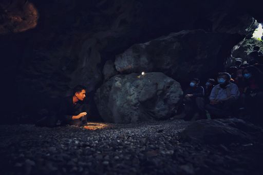 「流浪在他鄉」在半個世紀前富世村姬望教會的山洞禮拜堂演出