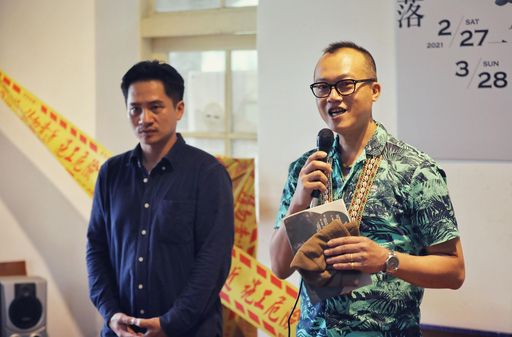 財團法人原住民族文化事業基金會執行長瑪蓋丹(右)恭賀策展人杜逸帆(左)展出順利