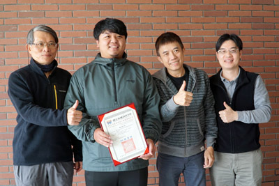 大葉大學資工系林仁勇主任(左一)、邱紹豐老師(右二)、林國祥老師(右一)恭喜張釗銓(左二)論文獲獎