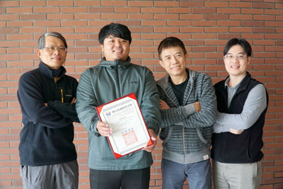 大葉大學資工系林仁勇主任(左一)、邱紹豐老師(右二)、林國祥老師(右一)指導張釗銓(左二)開發儀錶影像數字辨識系統