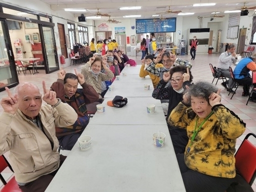 金華社區長者比出可愛牛角祝福大家牛年快樂之活動合影。