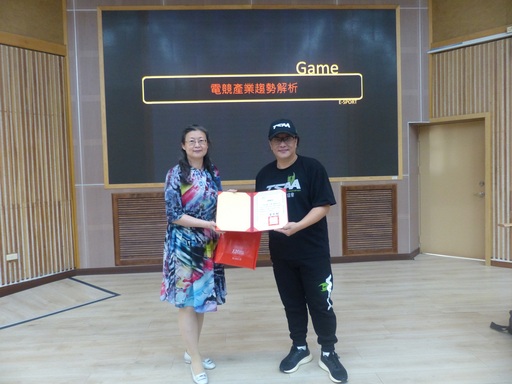 南大通識中心蔡米虹主任(左)感謝施文彬理事長(右)蒞臨分享