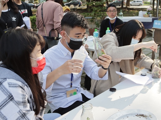 長庚大學工設系同學在共識營中參與多元課程。