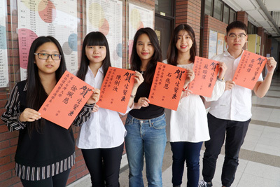 大葉大學生醫系大四生徐珮慈(左一)、陳俐汝(左二)、石兆恩(中)、蘇暄潔(右二)、黃銘偉(右一)金榜題名台大