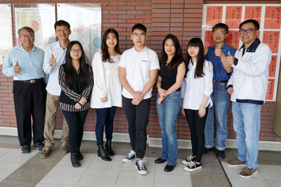 大葉大學生醫系主任黃尉東(右一)與系上老師恭喜五位學生錄取台大研究所