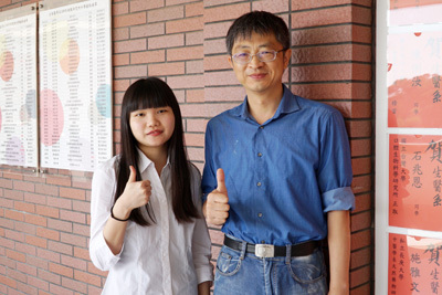 大葉大學生醫系游志文老師(右)肯定陳俐汝(左)的學習表現