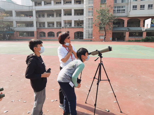國小生活中的科學探究_學生學習望遠鏡原理及實務運用