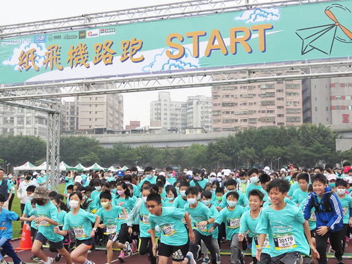 比賽鳴槍，3K組小選手奮力向前衝刺
