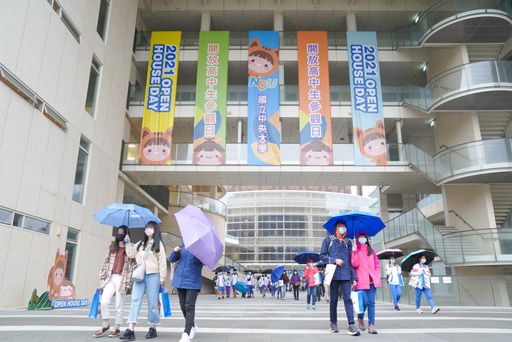 中央大學3月6日舉辦「2021 Open House Day」活動,有近400位高中生和家長利用週休不畏風雨參加。