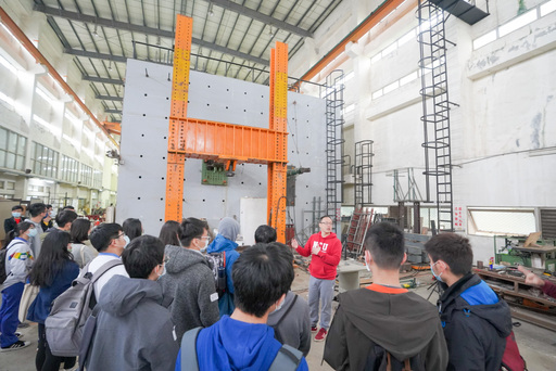 中央大學土木系洪汶宜副教授為高中生解說土木系大型力學實驗館特色,吸引許多高中生參與。