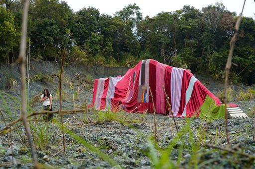 表演者在大型作品《挖土機的被毯》前開場演出