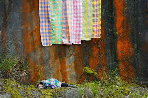 「第三屆PULIMA表演新藝站」新秀潘巴奈以線的織繞與阻隔為表演概念(岩壁上為瓦旦•督喜的作品)