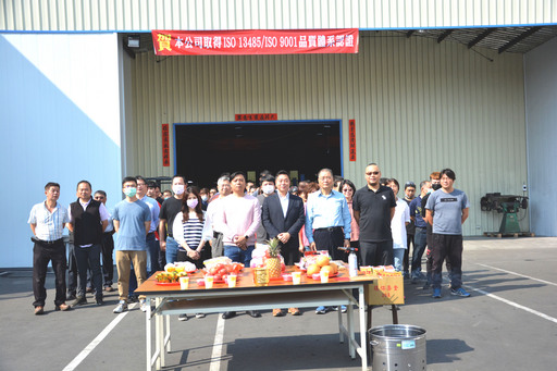 陳朝泉董事長(左二)帶領全體員工焚香奏疏，感恩祈福員工全體身體健康安泰，產能滿載。