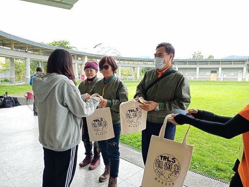 學生們送上親筆書寫的祝福小卡與觀遊系紀念提袋