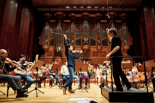 指揮準‧馬寇爾（Jun Märkl）、小提琴家黃俊文與NSO排練