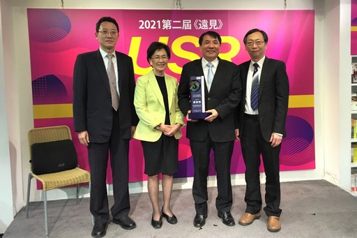 由 《遠見雜誌》發行人王力行頒發海大USR楷模獎