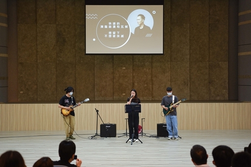 南臺科技大學流行音樂系學生於「通識教育大師講座」開場獻唱之情形。