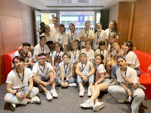國際表演藝術社團員們精心準備圖騰布料裝飾服裝,展現異國風情。(義守大學提供)