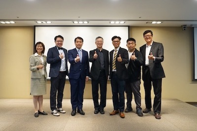 左起叡揚資訊胡瑞柔總經理、喬光莫博喬總經理、逸祥國際林倬立總經理、叡揚資訊董事長張培鏞與叡揚雲端服務團隊合影