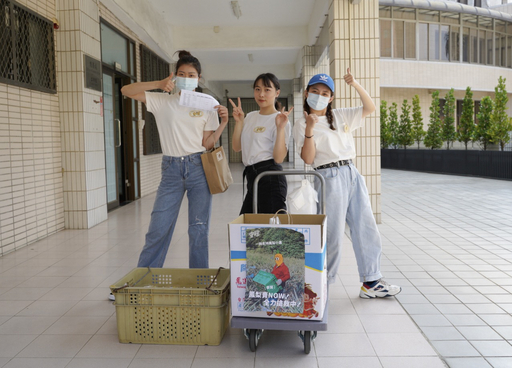 守旺團隊販售組在校園推廣鳳梨