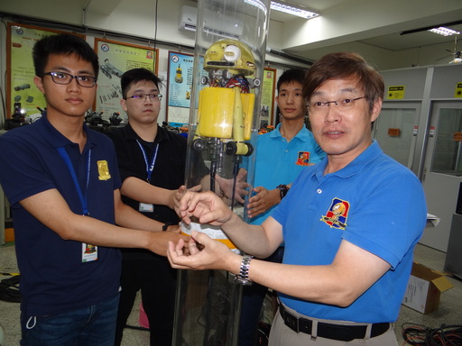 正修電子系張法憲研發團隊的「管線檢查與維修機器人」,解決管線內狹窄空間清除不易問題。