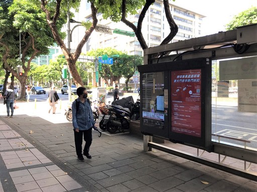 臺北智慧候車亭露出活動資訊,預計將有超過十萬人注視廣告。圖/雷門數據服務股份有限公司