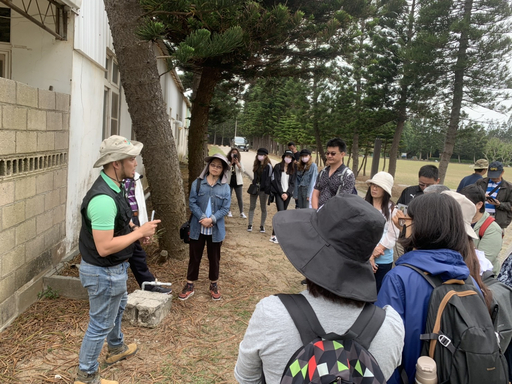 南華大學響應「世界地球日」推動環境永續，辦理環境教育工作坊，解說澎湖的防風植物。