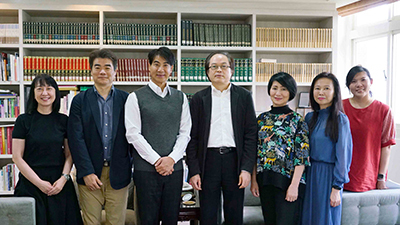 合影留念。左起為張妃滿主任、宋璽德教務長、翁家明先生、陳志誠校長、曾照薰院長、陳美宏執行秘書和邱毓絢行政秘書
