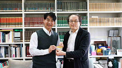 陳志誠校長頒發校友證予翁家明先生