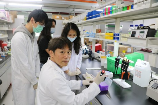 日籍學者山口浩史教授與CMU研究團隊分享科學研究的心得和經驗。