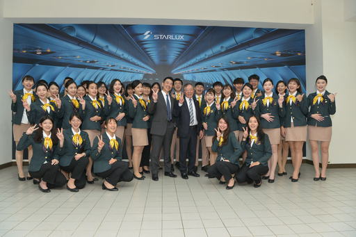 星宇航空聶國維公關長(中右)、吳俊宏人資長(中左)與高餐大航運系學生合照