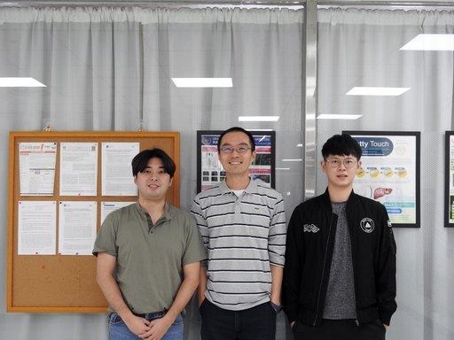 長庚大學崔博翔教授(圖中)與參與新創學生(圖左: 蔡羽威博士生、圖右: 陳政儒博士生)合影。