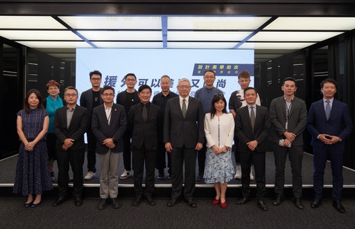 國合會項恬毅秘書長(中)、外交部陳淑華副參事(右4)、設研院張基義院長(左4),共同出席課程發佈記者會