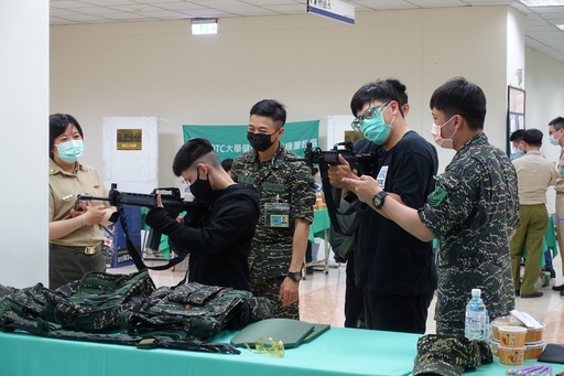 圖說二:參與同學在國軍南區服務中心體驗打靶