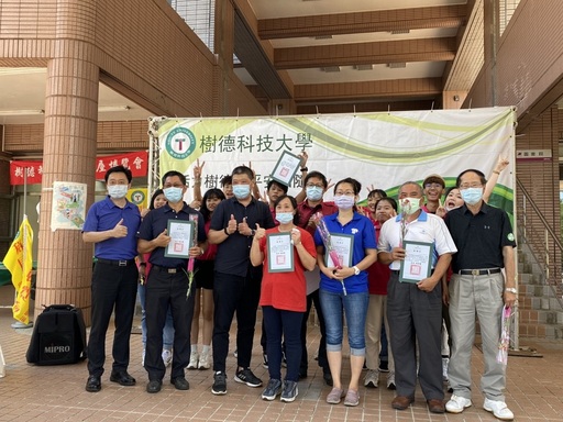 圖說一:鄭國華副學務長與協力單位及基服社表演團隊合影