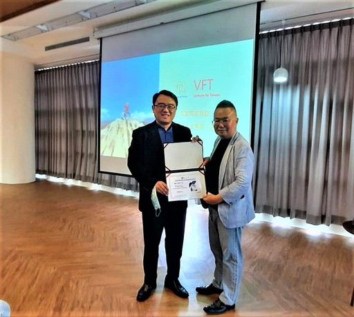 通識教育中心陳復主任頒發感謝狀給彭思舟博士