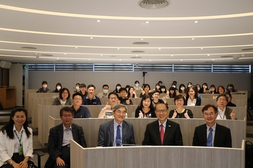 卓永財總裁與會場的師生合影。