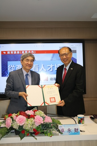 林正介副校長致贈卓永財總裁感謝狀。