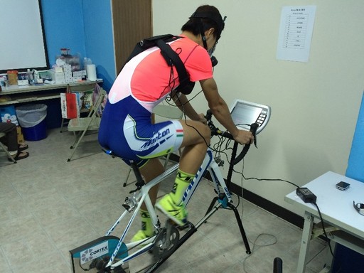 休閒運動員騎乘腳踏車進行HIIE運動