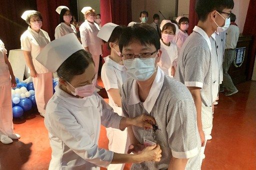 學士後重返校園讀進修部護理系的蔡旻樺，特地從嘉義趕來參加典禮，激勵自己嚮往的護理師夢（前右）